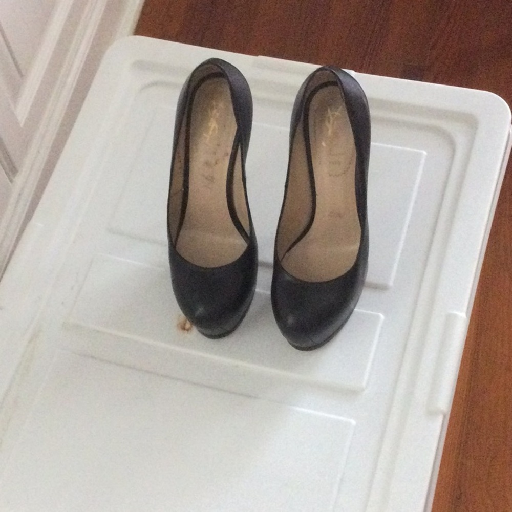 Classic Black Women's Round-Toe Pumps